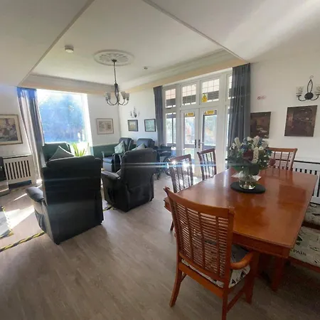 3 Bed-sleeps 4-gym-hottub-garden-parking 布里斯托