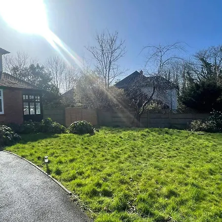 3 Bed-sleeps 4-gym-hottub-garden-parking 布里斯托