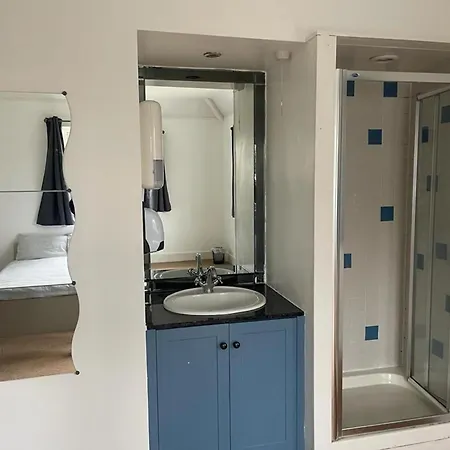 6 Bed-sleeps 8 Gym-hottub-garden-parking * Bristol