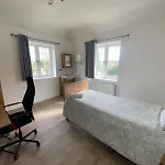 3 Bed-sleeps 4-gym-hottub-garden-parking Bristol