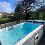 3 Bed-sleeps 4-gym-hottub-garden-parking Holiday home *