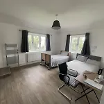 Holiday home 3 Bed-sleeps 4-gym-hottub-garden-parking