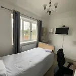 Holiday home 3 Bed-sleeps 4-gym-hottub-garden-parking *