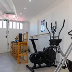 3 Bed-sleeps 4-gym-hottub-garden-parking Holiday home Bristol