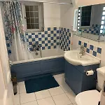3 Bed-sleeps 4-gym-hottub-garden-parking Holiday home Bristol