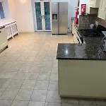 3 Bed-sleeps 4-gym-hottub-garden-parking Holiday home Bristol