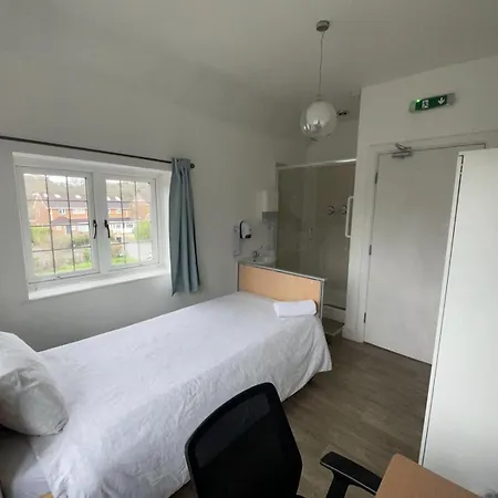 6 Bed-sleeps 10-gym-hottub-garden-parking