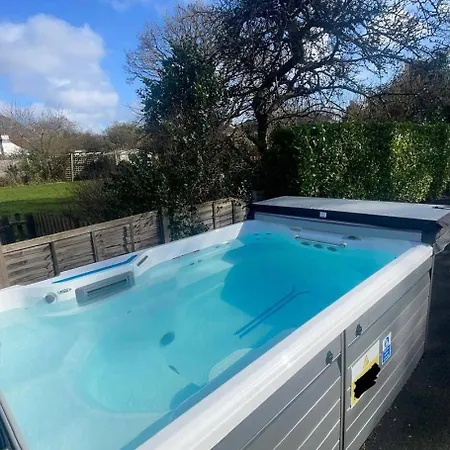 6 Bed-sleeps 10-gym-hottub-garden-parking Ferienhaus *