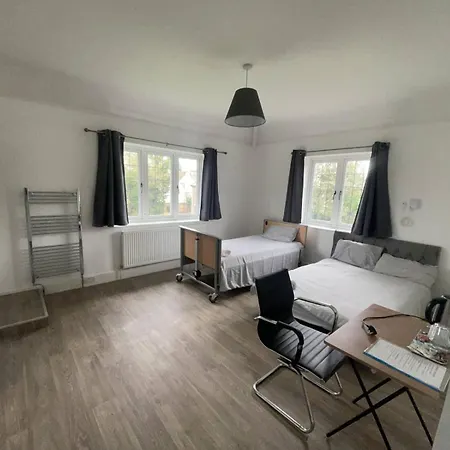 Holiday home 6 Bed-sleeps 8 Gym-hottub-garden-parking