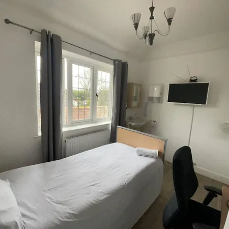 Holiday home 6 Bed-Sleeps 10-Gym-Hottub-Garden-Parking *