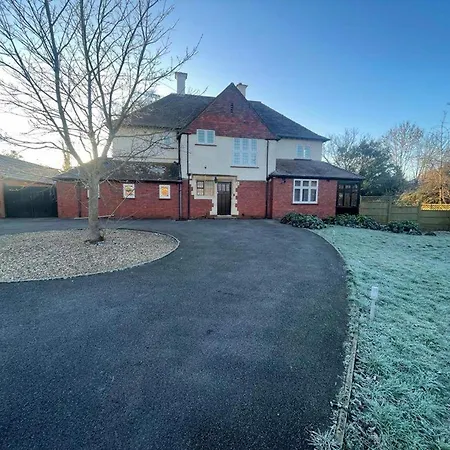 6 Bed-Sleeps 10-Gym-Hottub-Garden-Parking Bristol