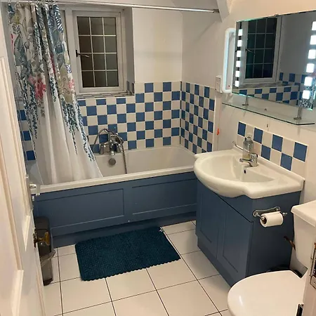 3 Bed-sleeps 4-gym-hottub-garden-parking Nyaraló Bristol