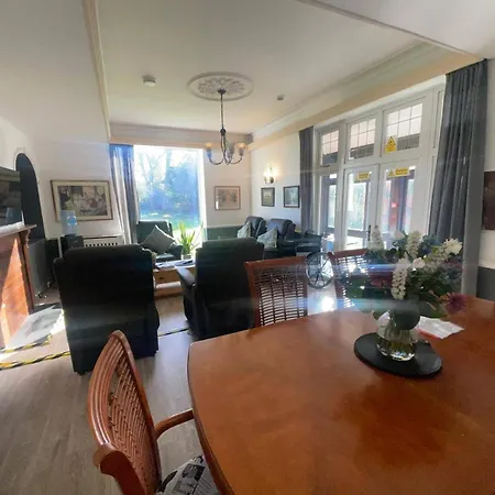 Holiday home 3 Bed-sleeps 4-gym-hottub-garden-parking *