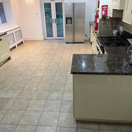 6 Bed-sleeps 8 Gym-hottub-garden-parking Holiday home Bristol