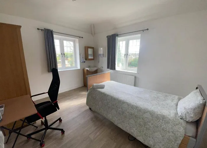 3 Bed-sleeps 4-gym-hottub-garden-parking Bristol