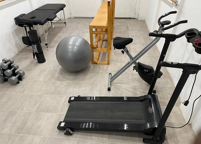 3 Bed-sleeps 4-gym-hottub-garden-parking * Bristol