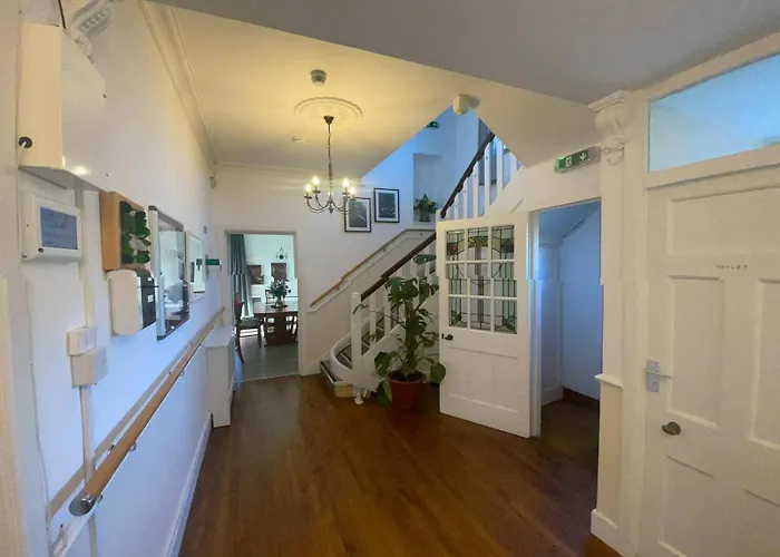 3 Bed-sleeps 4-gym-hottub-garden-parking *