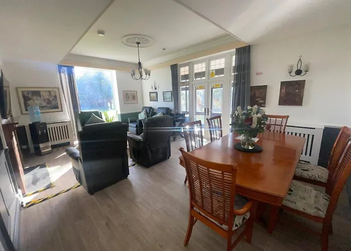 3 Bed-sleeps 4-gym-hottub-garden-parking Bristol