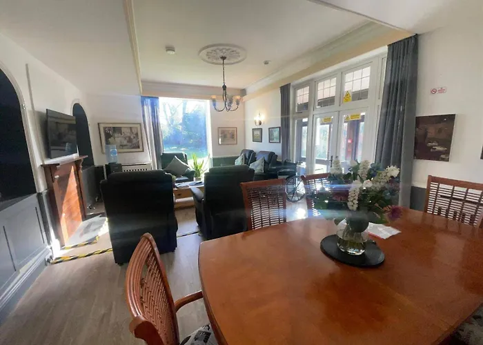 Tatil Evi 3 Bed-sleeps 4-gym-hottub-garden-parking *