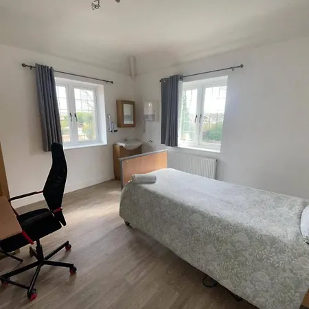 3 Bed-sleeps 4-gym-hottub-garden-parking Bristol