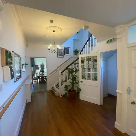 3 Bed-sleeps 4-gym-hottub-garden-parking *