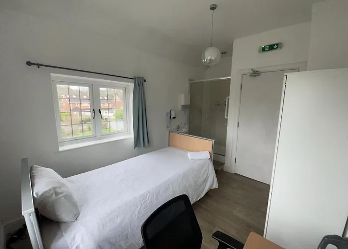 3 Bed-sleeps 4-gym-hottub-garden-parking